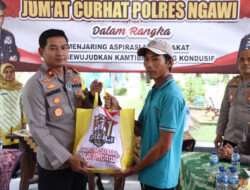 Polisi Peduli, Polres Ngawi Berbagi Paket Sembako di Jumat Curhat