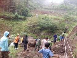 Desa Binaan Terkena Musibah Bencana Tanah Longsor, Babinsa Kodim 0802/Ponorogo Sigap dan Adakan Kerja Bakti Bersama