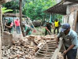 Semangat Gotong Royong, Babinsa Koramil 0805/06 Kwadungan bersama Warga Laksanakan Kerja Bakti Bantu Perbaikan Rumah Warga