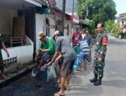 Antisipasi Banjir, Serka Marianto Kerja Bakti Bersihkan Selokan Bersama Warga