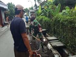 Jaga Kebersihan Lingkungan, Babinsa Kodim 0802/Ponorogo Kerja Bakti Bersihkan Selokan Air