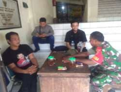 Peduli Keamanan Dan Kebersihan, Babinsa Koramil 04/Jebres Komsos Dengan Security dan Petugas Kebersihan Pasar