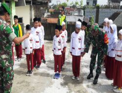 Tingkatkan Kedisiplinan Anak, Babinsa Kelurahan Bumi Latihkan PBB di SD Muhamadiah 11