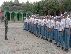 Babinsa Koramil Karanganyar Beri Materi Wawasan Kebangsaan Kepada Siswa SMKN 1 Karanganyar