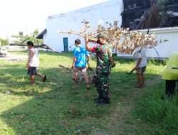 Wujudkan Kemanunggalan TNI-Rakyat, Babinsa Keprabon Kerja Bakti Bersama Warga