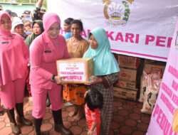 Tanggap Bencana, Yayasan Kemala Bhayangkari Jawa Timur Berikan Bantuan Korban Banjir di Bondowoso