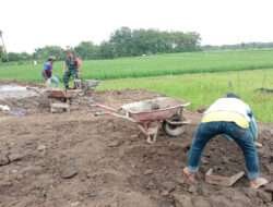 Atasi Kesulitan Rakyat,Babinsa Posramil Gerih Bantu Warga Perbaiki Jalan