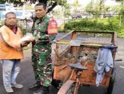 Tulus Ikhlas, Babinsa Kelurahan Pucangsawit Berikan Bantuan Sembako Kepada Petugas Kebersihan