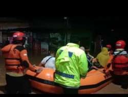 Polisi Bersama BPBD Bantu Evakuasi Korban Banjir di Pasuruan