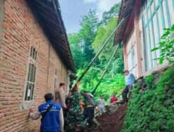 Gerak Cepat, Babinsa Koramil Jogorogo Bersama Masyarakat Gotong -Royong Bantu Warga Yang Tertimpa Tanah Longsor