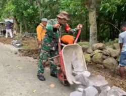 Semangat Karya Bakti, Babinsa Bangun Parit bersama Warga