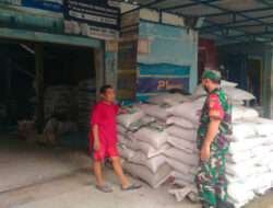 Cek Ketersediaan Pupuk Babinsa Mendatangi Penjual Pupuk Di Wilayah Binaan