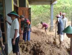 Bantu Warga Bersihkan Tanah Longsor, Babinsa Koramil 0801/08 Tulakan Himbau Warga Tetap Waspada