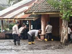 Sinergi, Polisi Bersama TNI dan Warga Bersih – bersih Pasca Banjir di Bondowoso