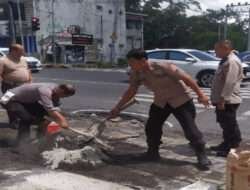 Polisi Bersama TNI dan Warga Tambal Jalan Berlubang di Kota Malang Cegah Kecelakaan