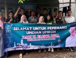 Anggota DPR RI Faisol Riza Berangkatkan Penjual Rujak Umroh