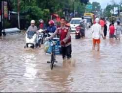 Polres Ponorogo Siagakan Personel 24 Jam Bantu Tangani Banjir