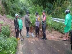 Koramil dan Polsek Selo Bersinergi, bersihkan Materil Longsor di Jalur SSB