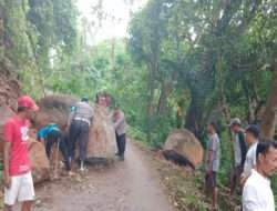 Gerak Cepat TNI-Polri di Gresik Bersihkan Tanah Longsor, Akses Jalan Kembali Normal