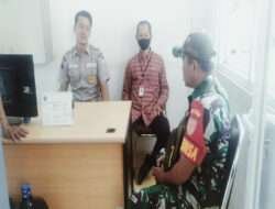 Sembari Duduk Santai Babinsa Purwosari Sampaikan Pesan Keamanan Kepada Scurity Dan Kepala Toko
