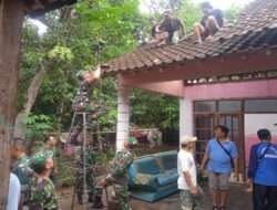 Anggota Kodim 0802/Ponorogo Kerja Bakti Bongkar Rumah Warga Yang Tergerus Air