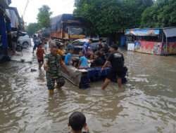 Sungai bengawan Solo meluap, Koramil 11 Polokarto Bantu warga laksanakan evakuasi warga