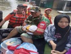Serda Catur Gendong Bayi, Evakuasi Korban Banjir Wilayah Kelurahan Joyotakan