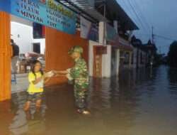 Babinsa Joyotakan Distribusikan Makan malam Korban Banjir