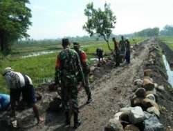 Bersama Masyarakat, Anggota Koramil Karangjati Karya Bhakti Bangun Jalan Desa