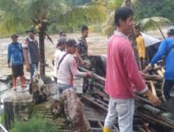 Tanggap Bencana, Koramil 0801/01 Pacitan Gotong Royong Evakuasi Masjid Apung