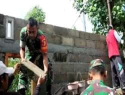 Anggota Kodim 0802/Ponorogo Bantu Renovasi Rumah Warga Desa Binaan