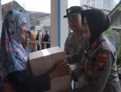 Polisi Kembali Berikan Bantuan Kepada Keluarga Aremania di Jember