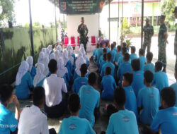 Anggota Kodim 0802/Ponorogo Berikan Pendidikan dan Pelatihan Penegak Disiplin Sekolah Kepada Siswa SMPN 1 Babadan