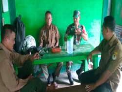Pantau Situasi Wilayah, Babinsa Posramil Gerih Komsos Dengan Pegawai Perhutani