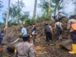 Polisi Bersama TNI dan Warga Bersihkan Material Banjir Susulan di Bondowoso