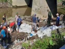 Danramil 09/Sawit Pimpin Kerja Bakti Perbaikan Tanggul Sungai