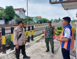 Komsos, Babinsa Kunjungi Pos Penjagaan Perlintasan Kereta Api