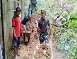 Babinsa Banjarasri Bersama Warga Gotong Royong Bersihkan Longsoran Tanah