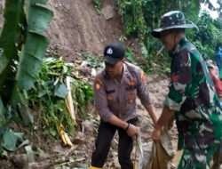 Sinergitas, Polisi Bersama TNI dan Warga Bersihkan Material Longsor di Mojokerto