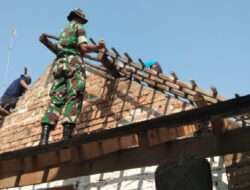 Babinsa Kodim 0802/Ponorogo Bantu Warga Desa Binaan Rehab Rumah