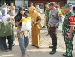 Tekan Laju Inflasi, Babinsa Koramil 0801/12 Pringkuku Ikut Pengamanan Operasi Pasar Murah