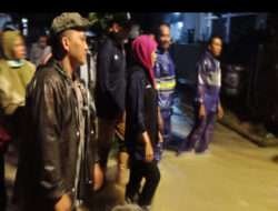 Kapolsek Driyorejo Dampingi Gubernur Jawa Timur Tinjau Lokasi Banjir