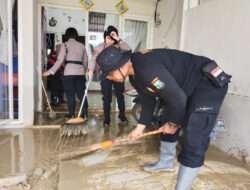 Polres Gresik Membantu Membersihkan Rumah Warga Terdampak Banjir