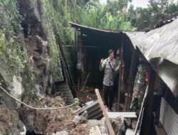 Tanggap Bencana, Babinsa Datangi Rumah Warga Yang Terkena Longsor