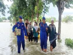 Ditpolairud Polda Jatim Bersama Polres Gresik Tinjau Banjir Gresik