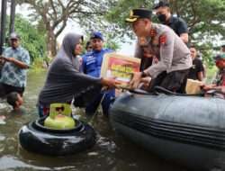 Kapolres Gresik Salurkan Bantuan Datangi Rumah Warga Terdampak Banjir