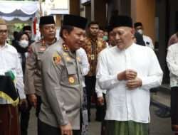 Kunker ke Jombang, Kapolda Jatim Beri Penghargaan Personel Berprestasi dan Kunjungi Ponpes Tebuireng