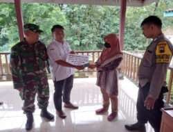 Pastikan Aman, Babinsa Terjun Langsung Dampingi Pembagian BLT DD