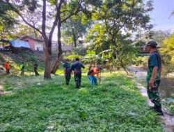 Babinsa Danukusuman Bersama Warga Gotong Royong Bersihkan Lingkungan