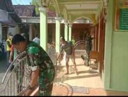 Bersama Warga, Babinsa Koramil Karanganyar Bersama Warga Gotong-Royong Mmbersihkan Masjid